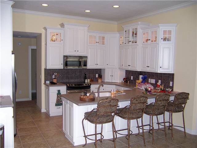 Cabinet style - standard reveal / Door style - raised panel / Glass doors with standard mullions